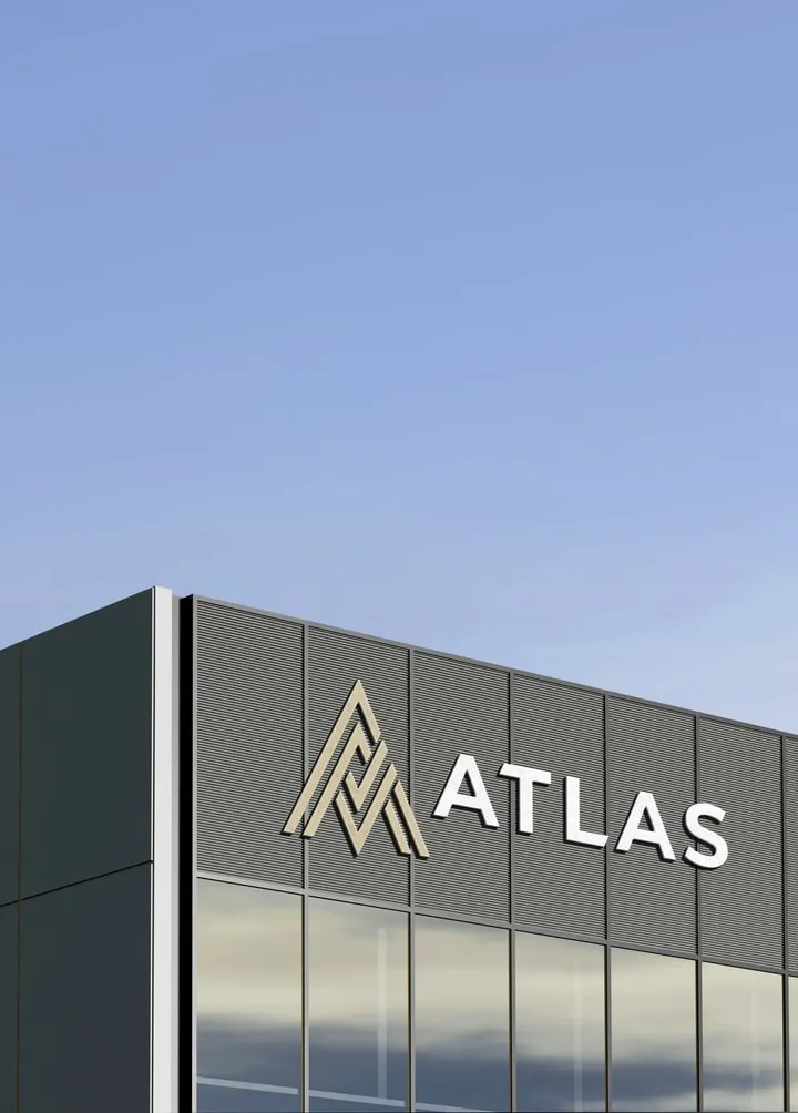 Здание офиса Atlas с логотипом на фасаде