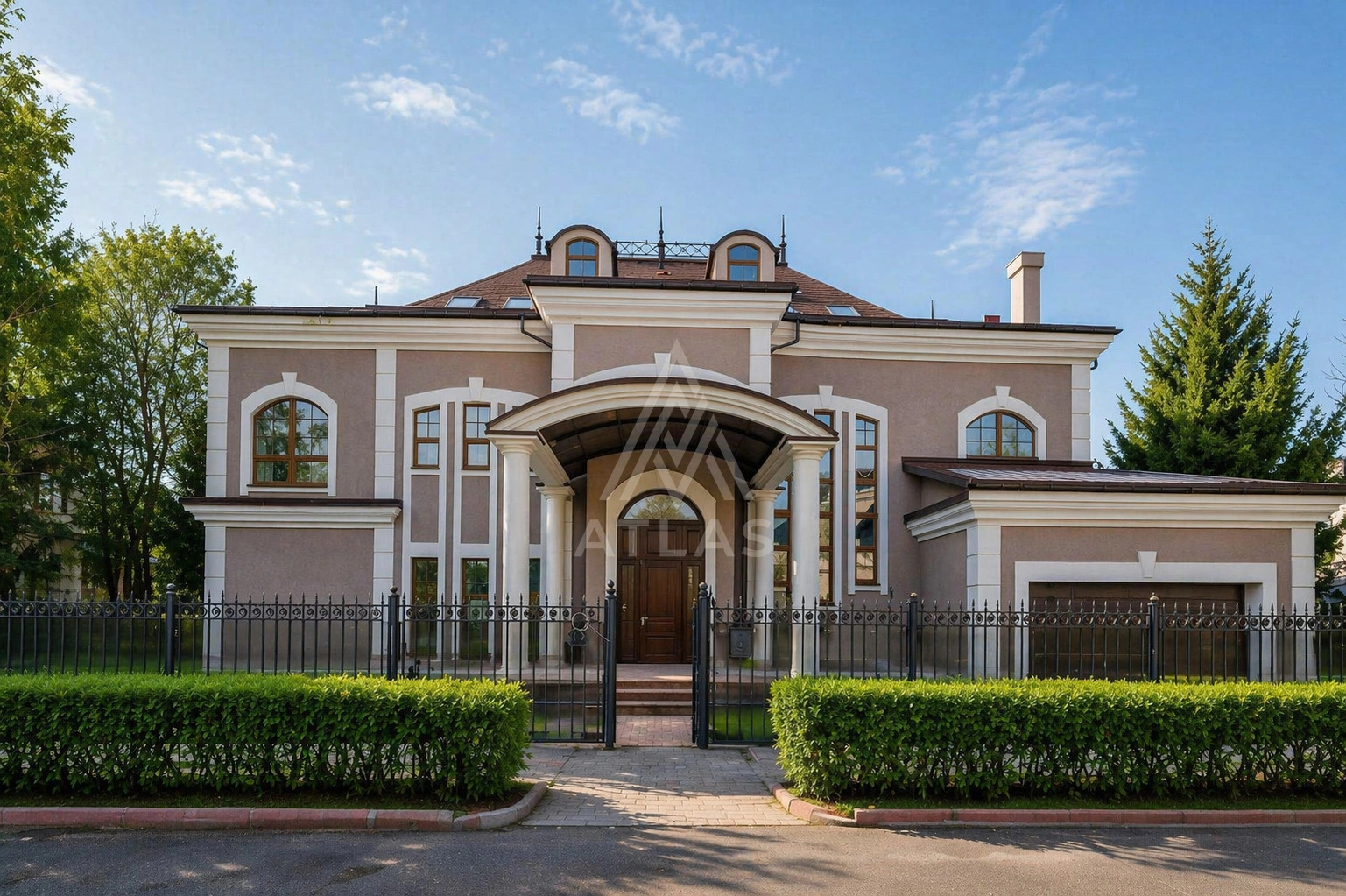 Дом с классической архитектурой, фото 1