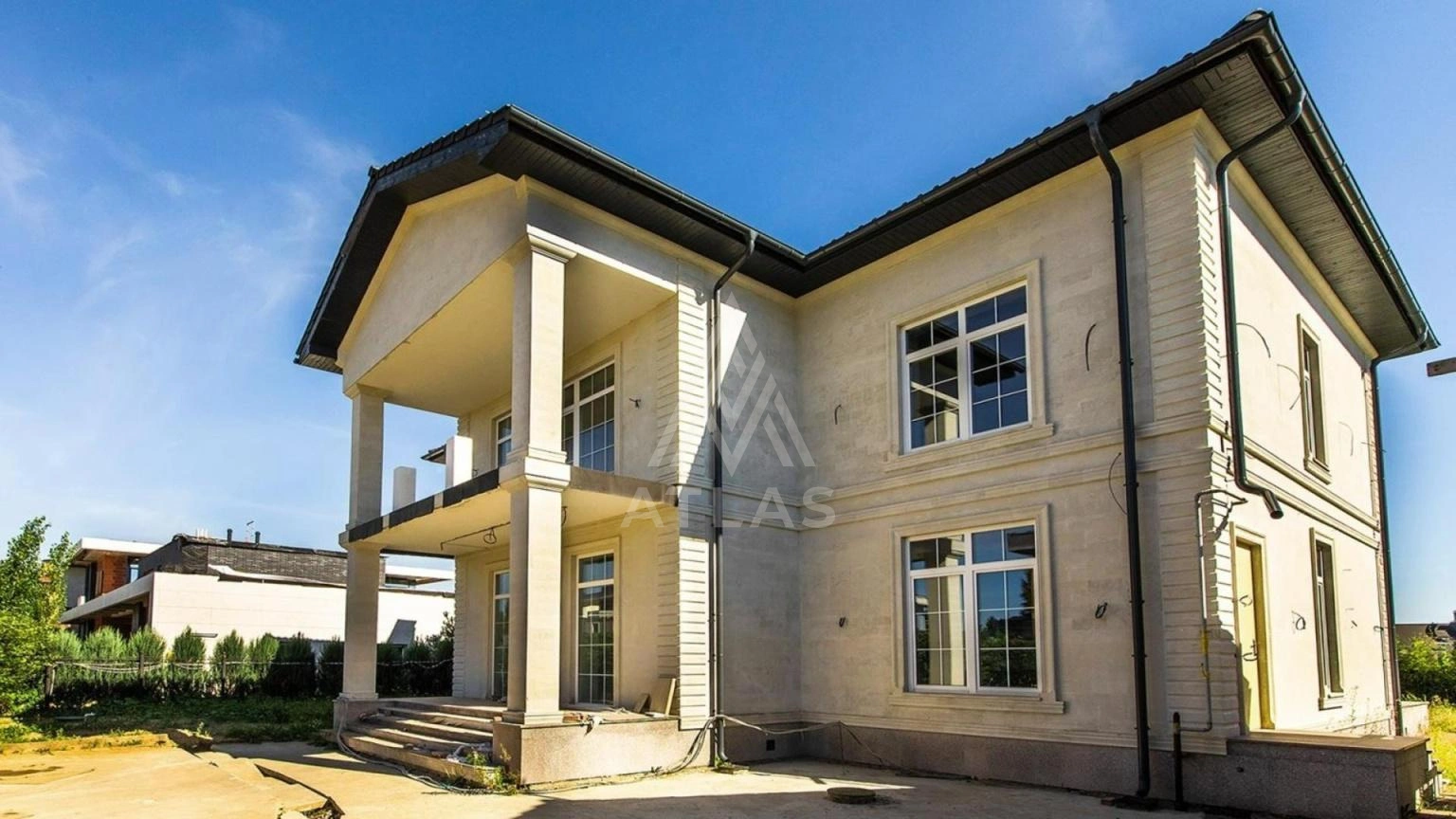Дом в классическом стиле рядом с озером, фото 4