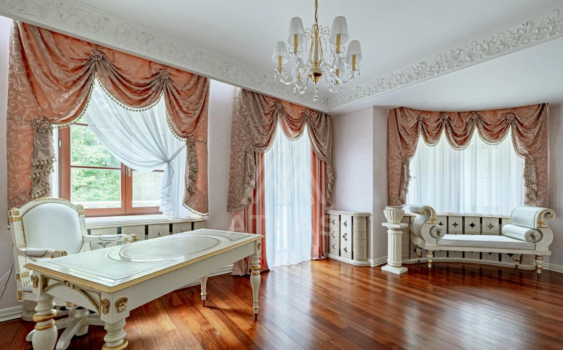 Классический особняк с бассейном на лесном участке, фото 15