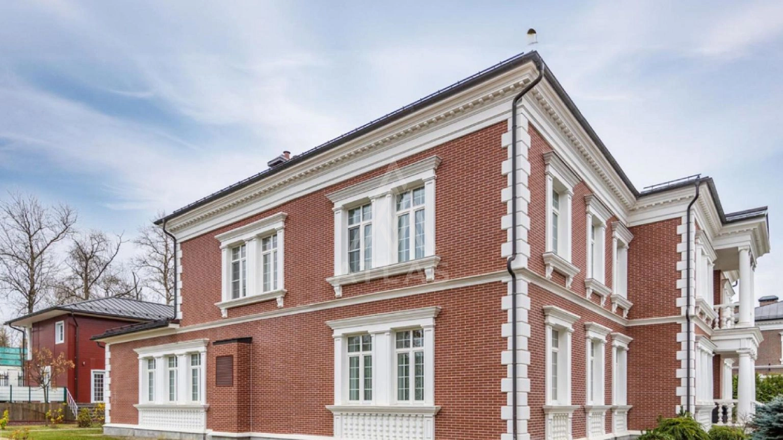 Резиденция в классическом стиле с бассейном, фото 16