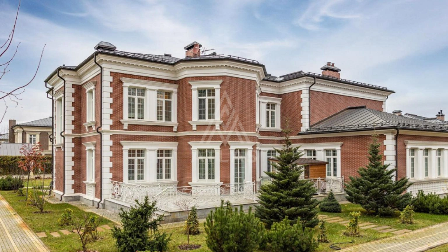 Резиденция в классическом стиле с бассейном, фото 14