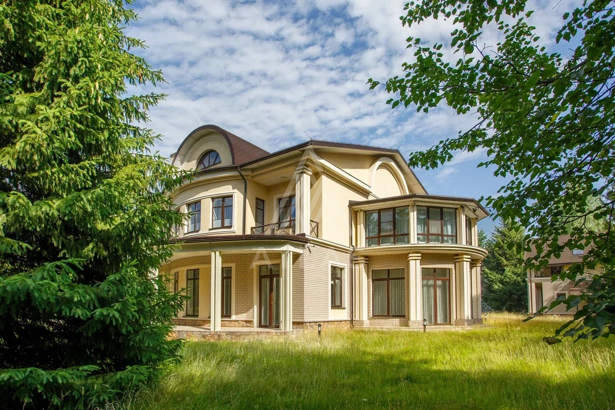 Классический особняк на просторном участке, фото 1