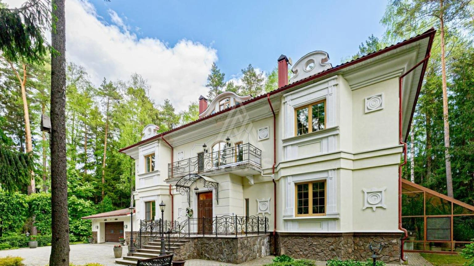 Классический дом в окружении леса, фото 2