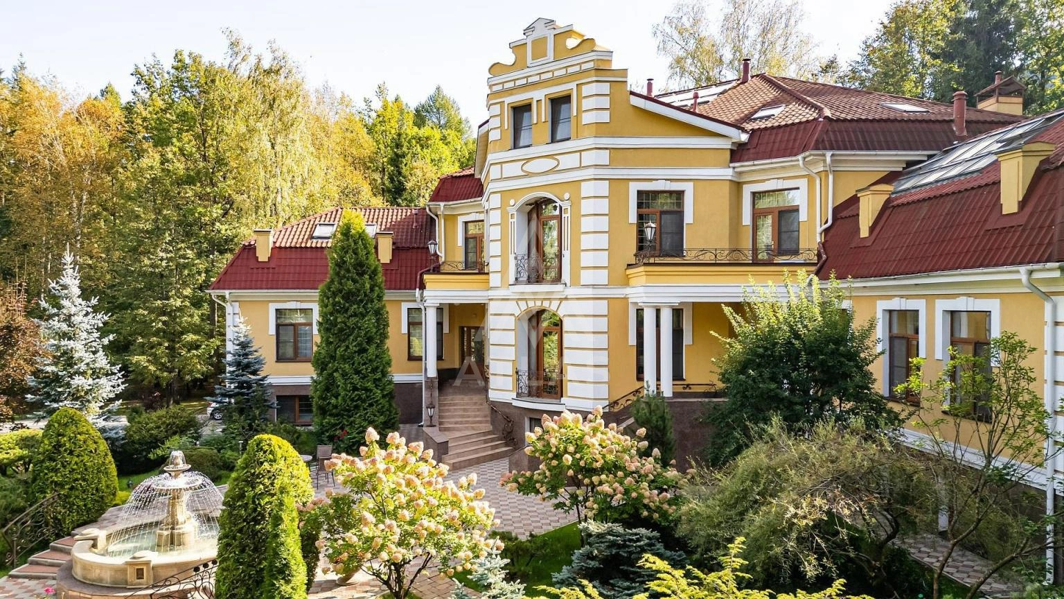 Классический особняк с бассейном, фото 2