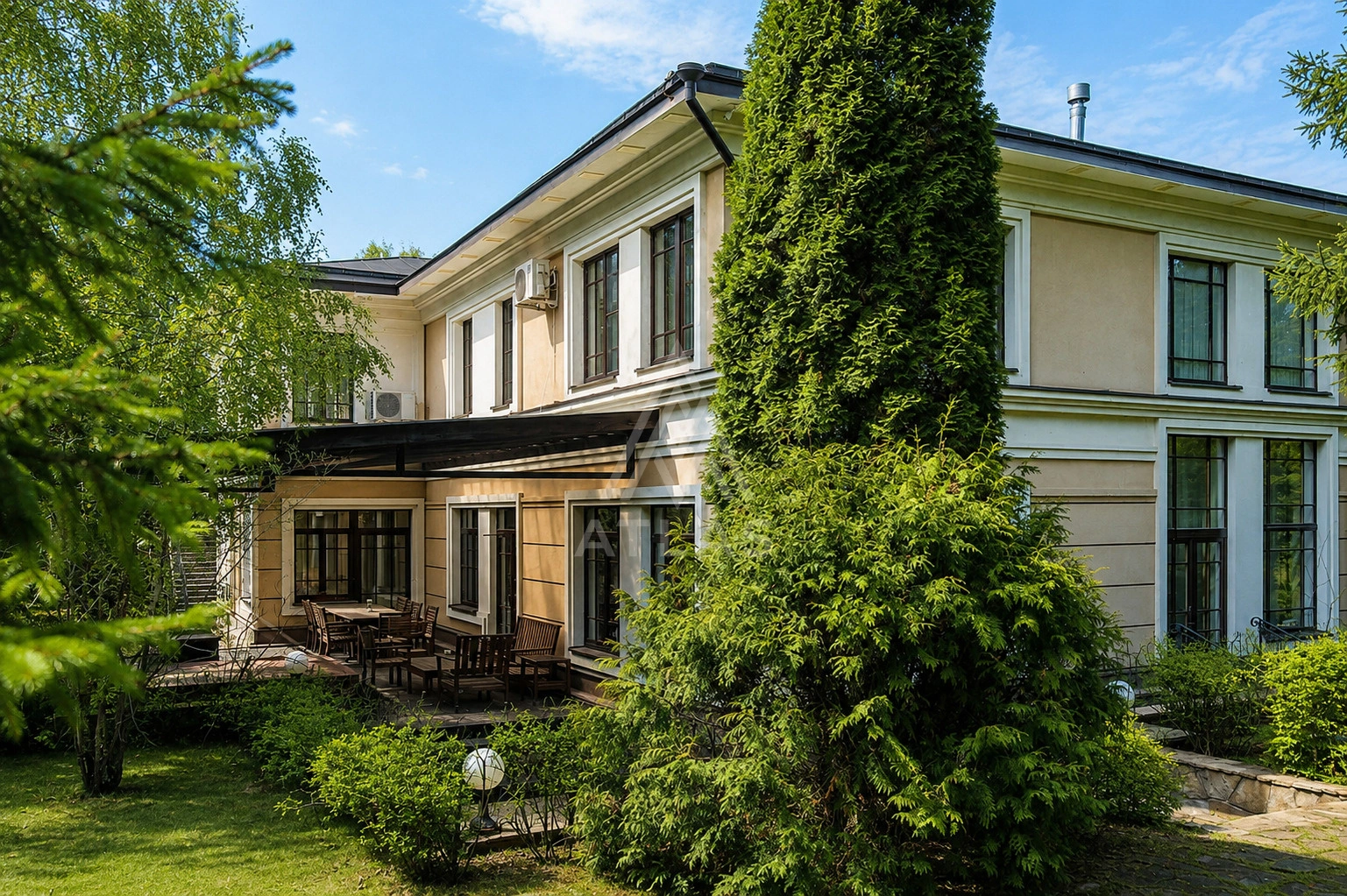Классический особняк на лесном участке, фото 1