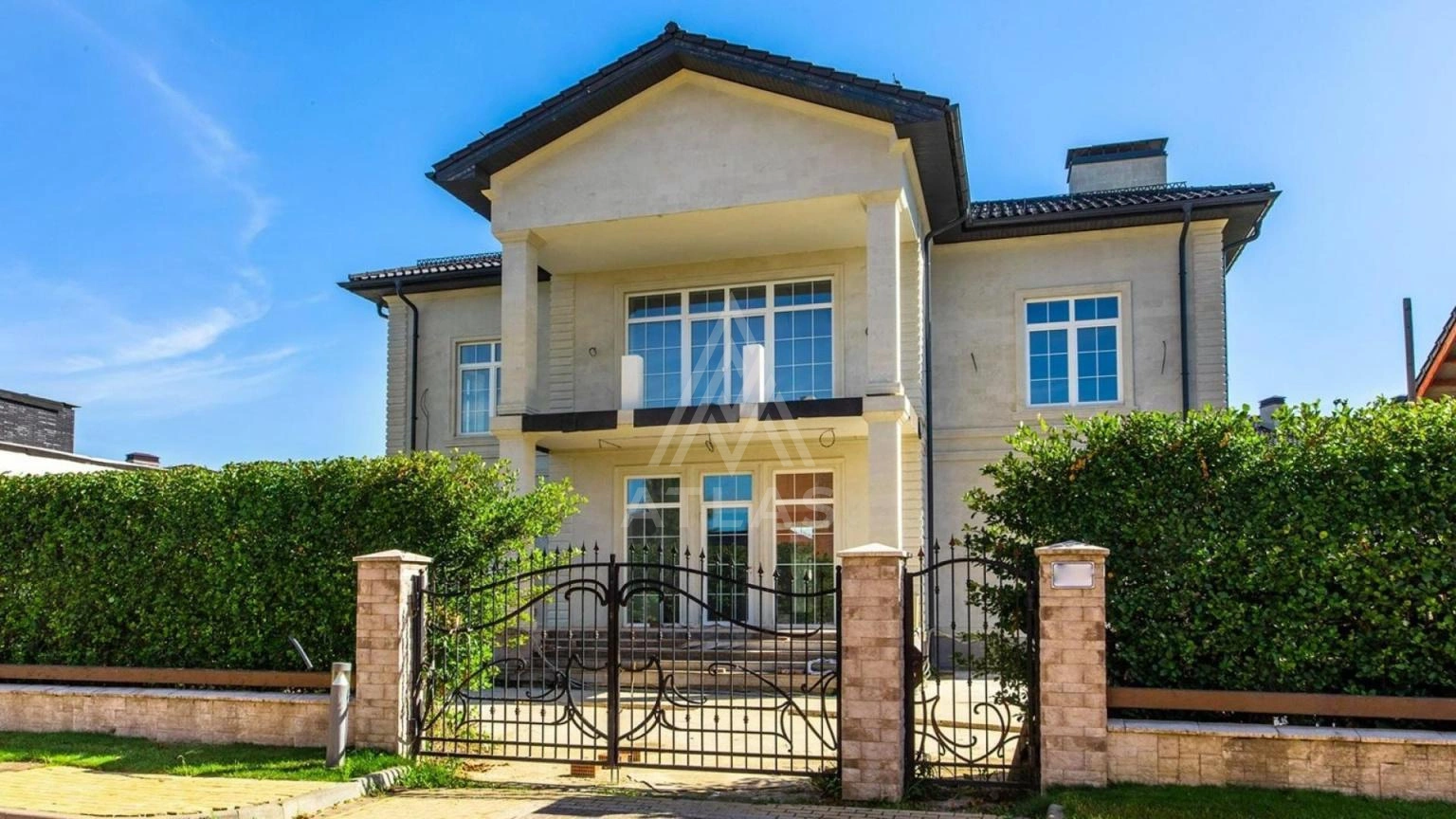 Дом в классическом стиле рядом с озером, фото 2