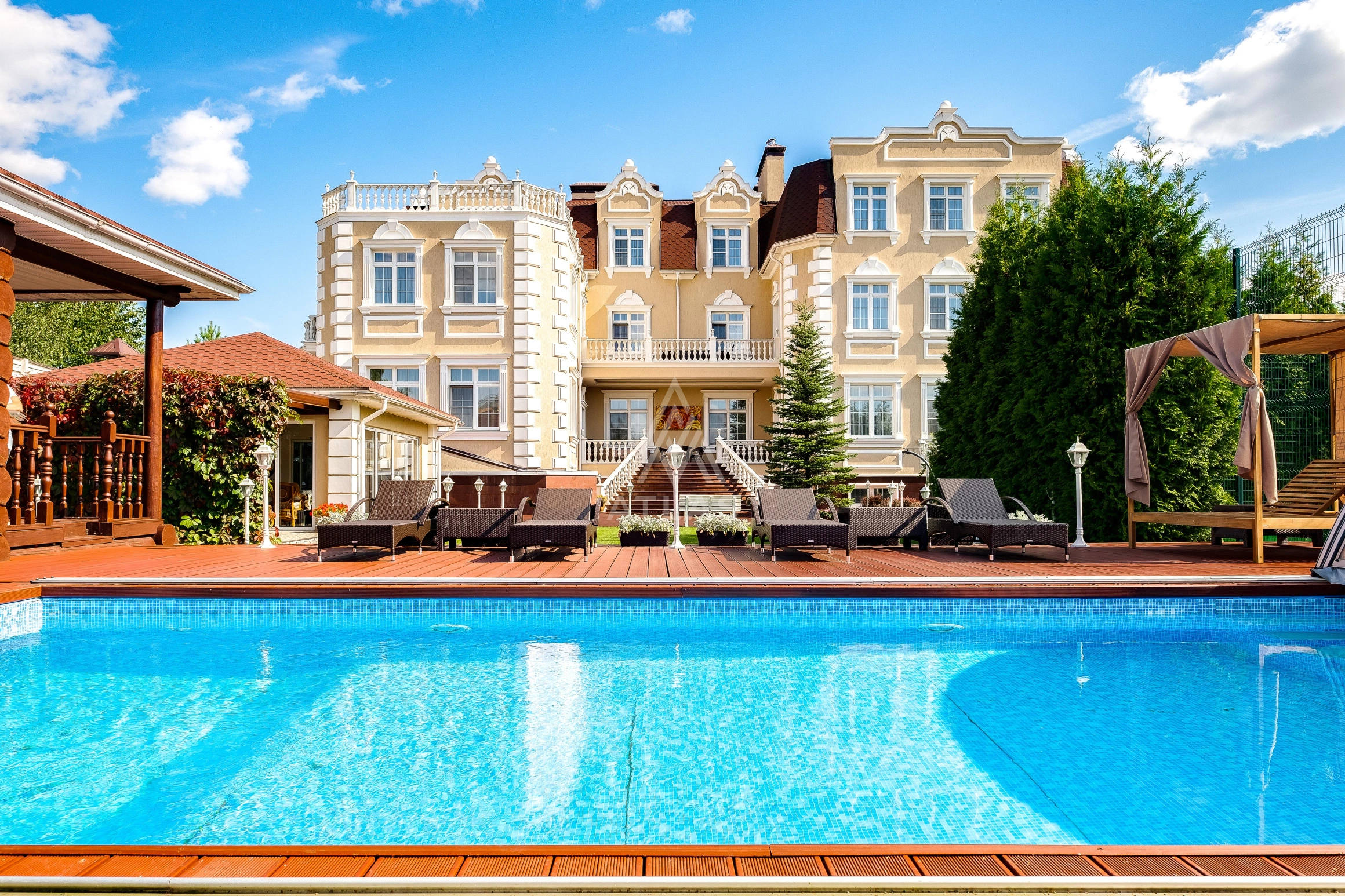 Дом в классическом стиле с бассейном, фото 1