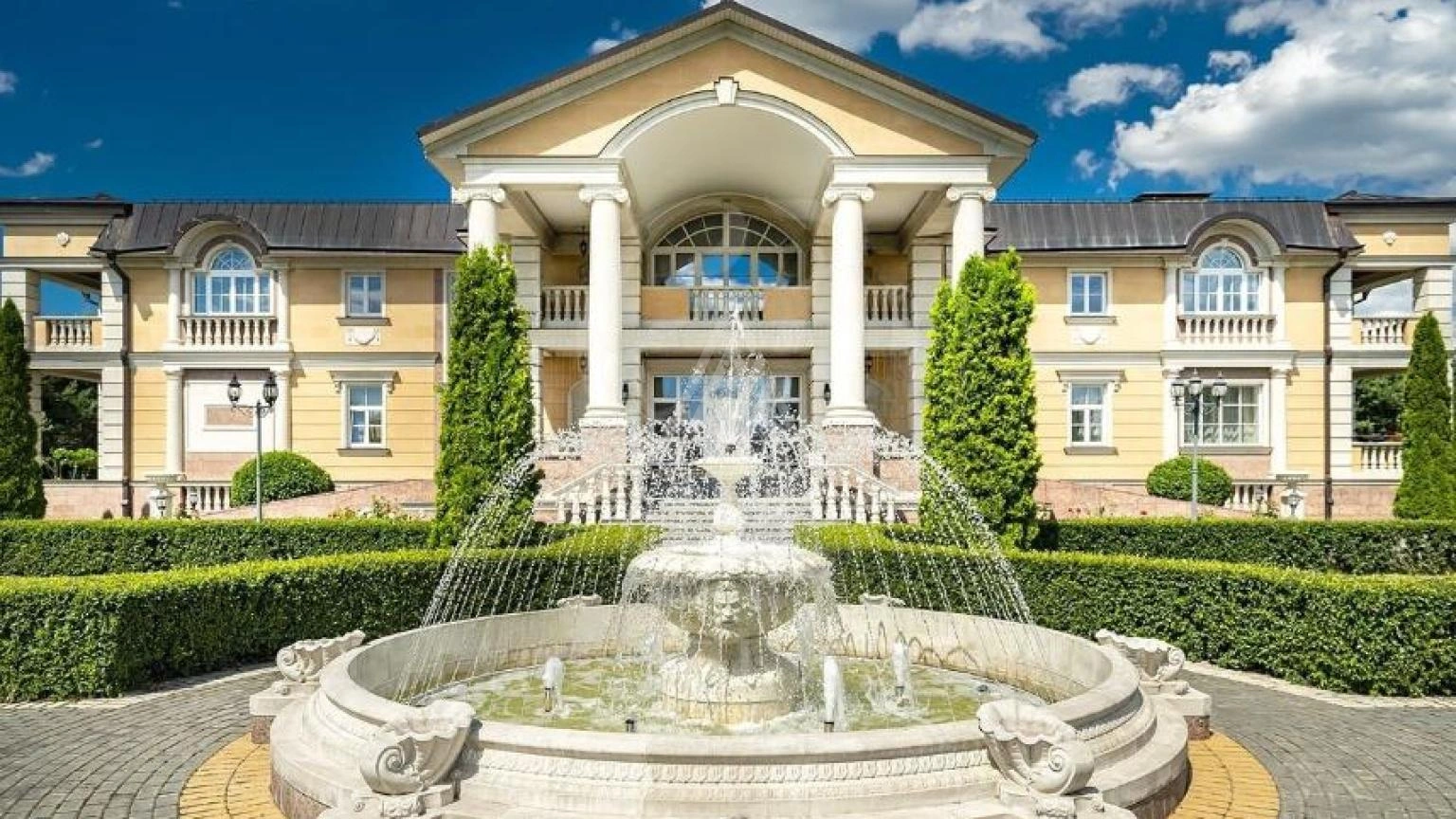 Классический особняк с бассейном, фото 1