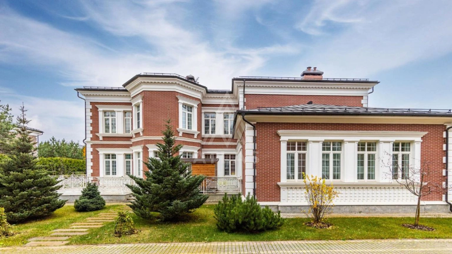 Резиденция в классическом стиле с бассейном, фото 15