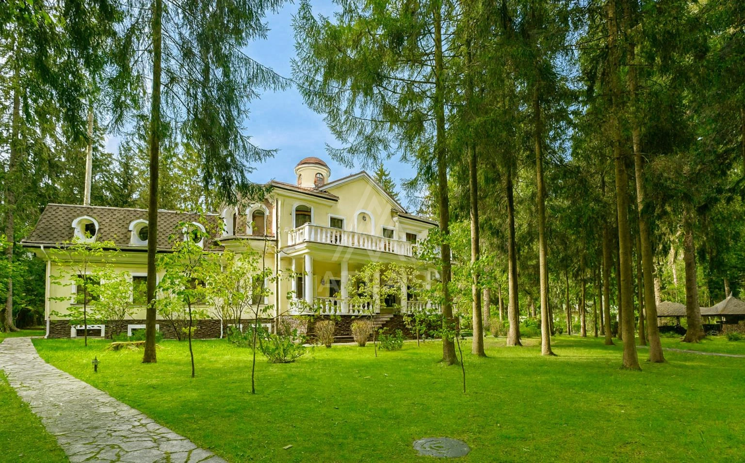 Классический особняк с бассейном на лесном участке, фото 21