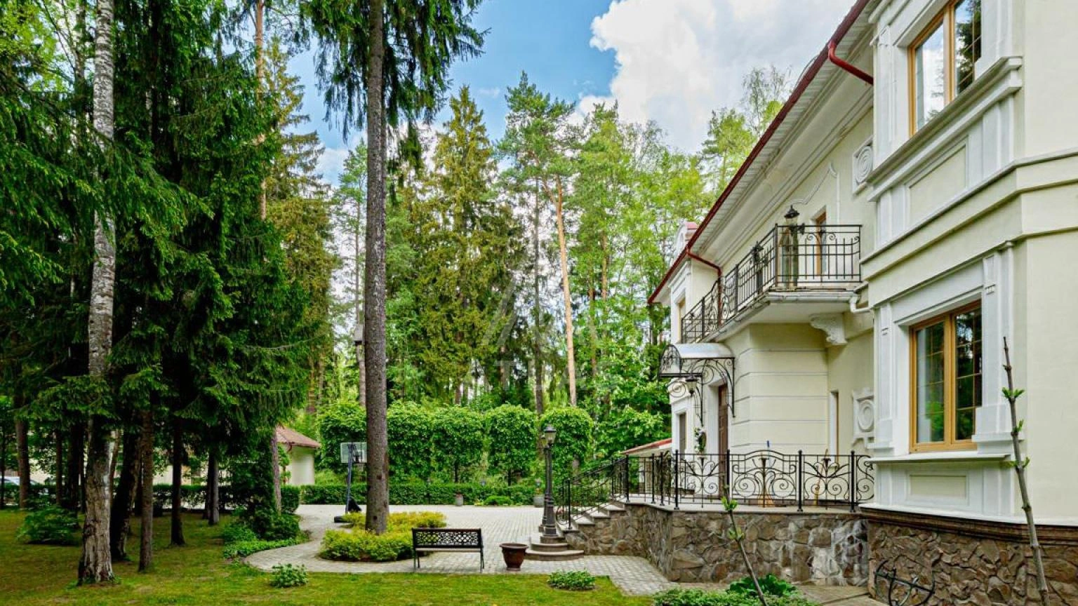 Классический дом в окружении леса, фото 18
