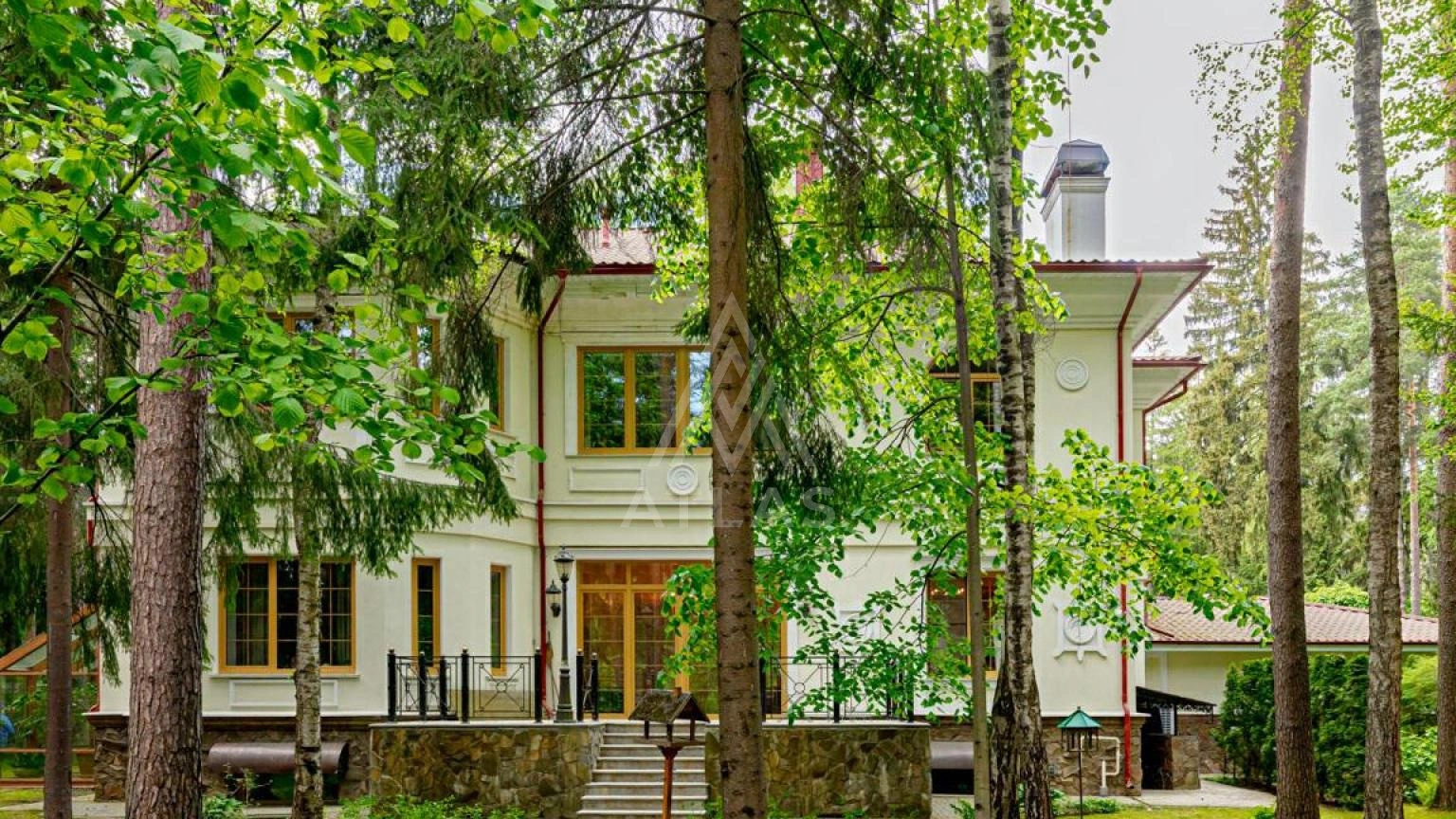 Классический дом в окружении леса, фото 20