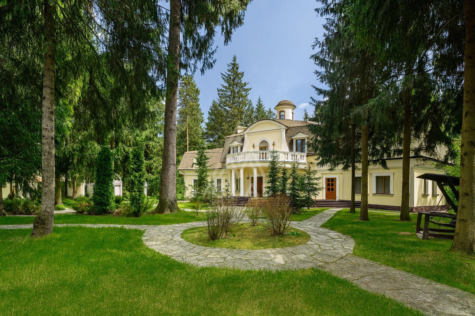 Классический особняк с бассейном на лесном участке, фото 1