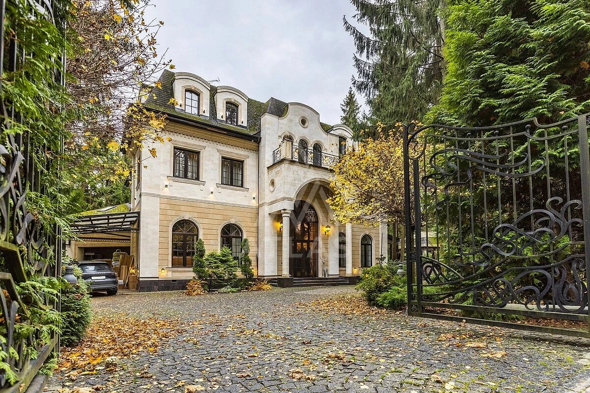 Просторный классический дом с террасой, фото 1