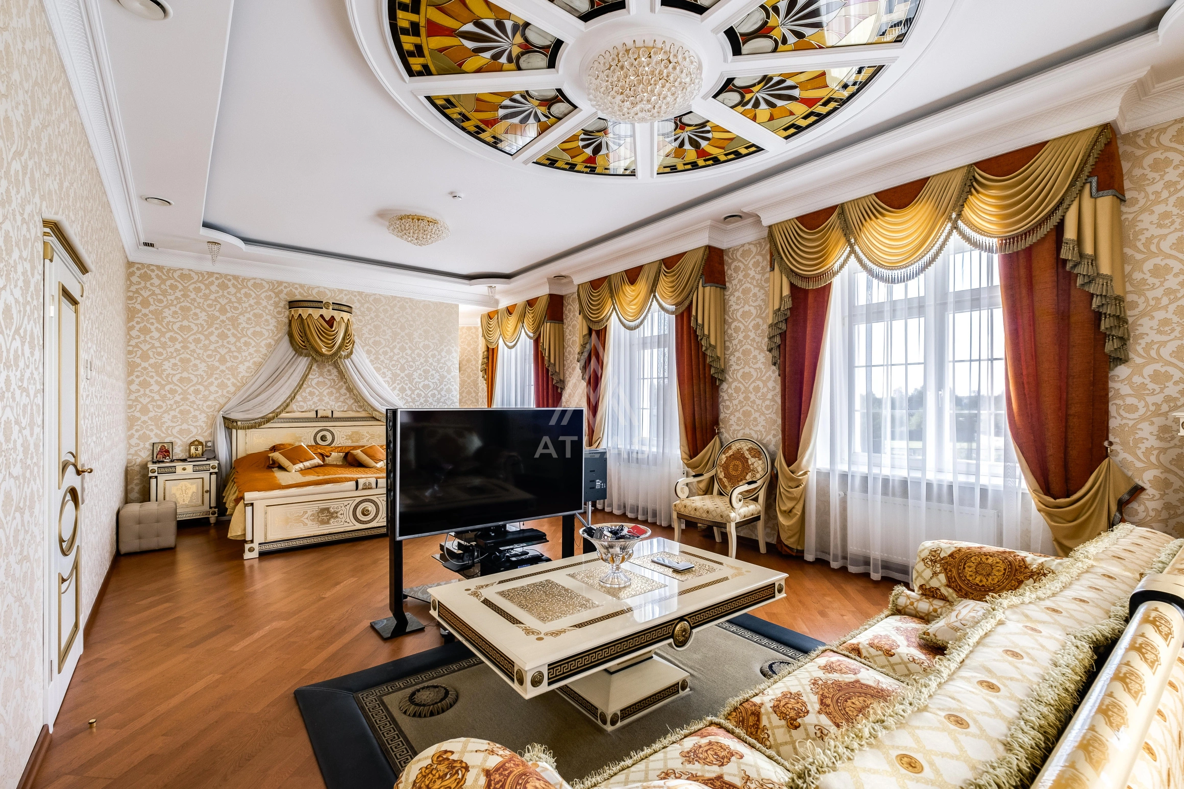 Дом в классическом стиле с бассейном, фото 8