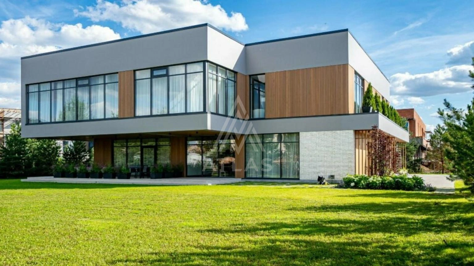 Новый современный дом с панорамным остеклением, фото 1
