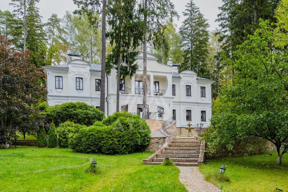 Резиденция в стиле модерн на лесном участке, фото 35