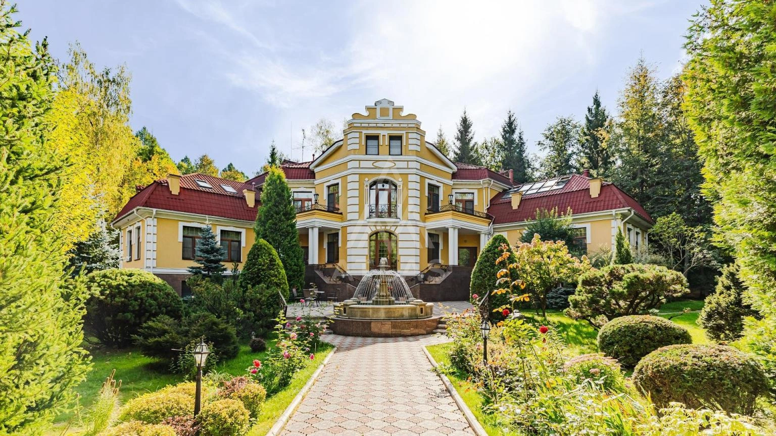 Классический особняк с бассейном, фото 1