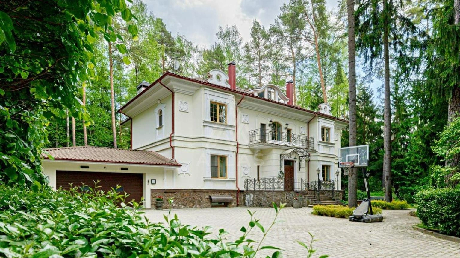 Классический дом в окружении леса, фото 1