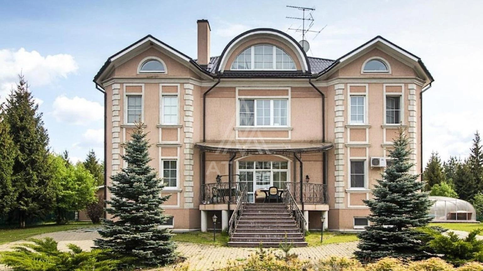 Классический дом с бассейном, фото 1
