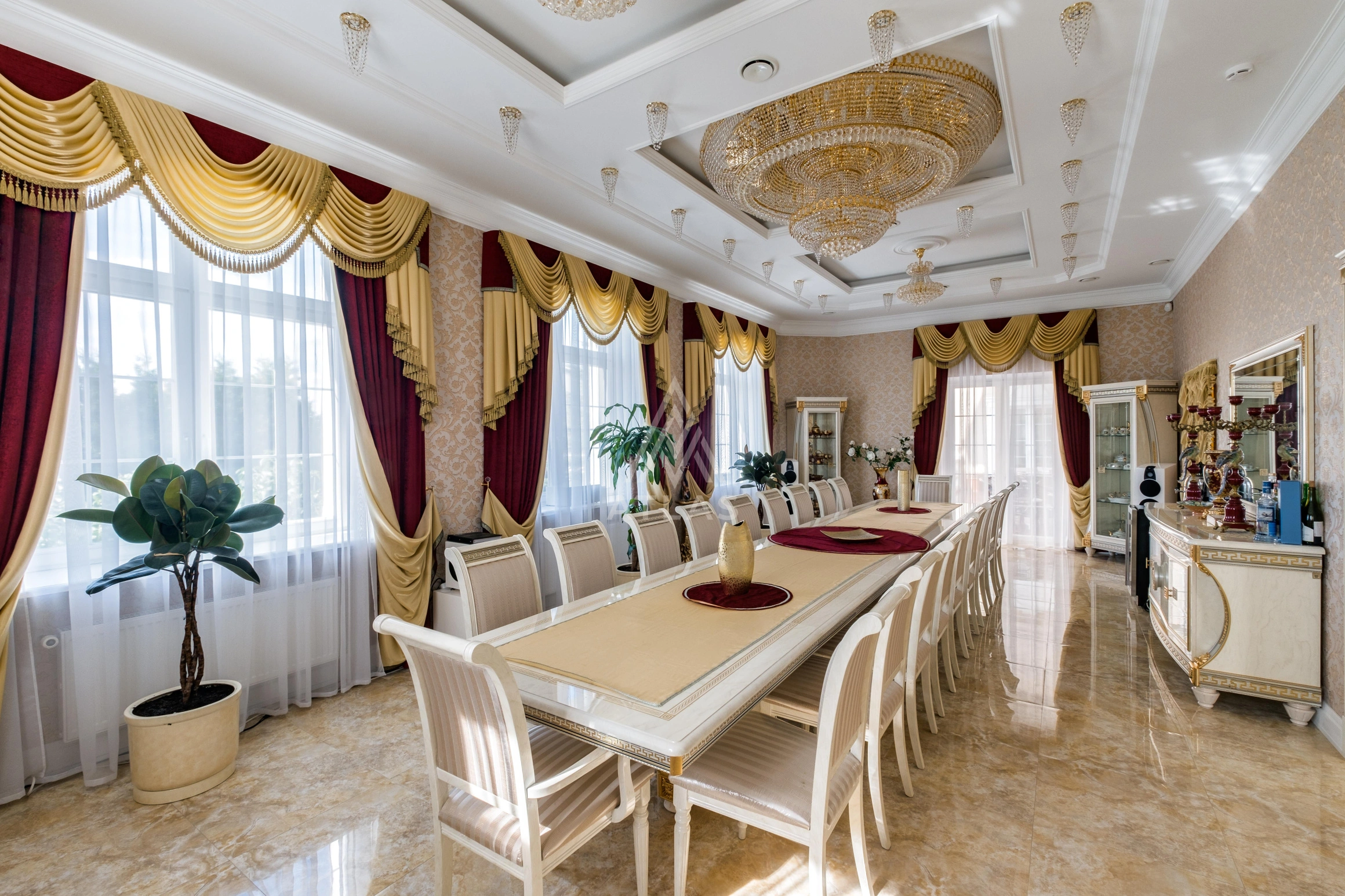 Дом в классическом стиле с бассейном, фото 7