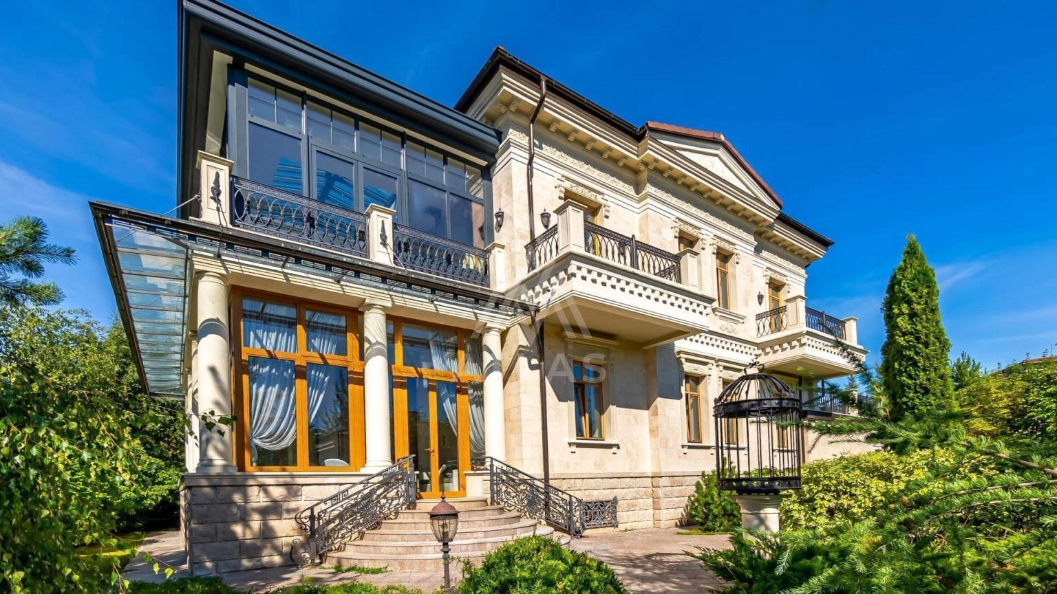 Классический особняк с полноценным SPA c бассейном, фото 1