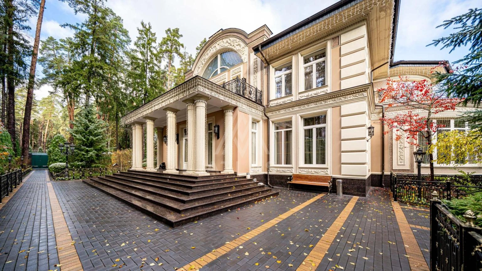 Классическая резиденция с бассейном и гостевыми домами, фото 2